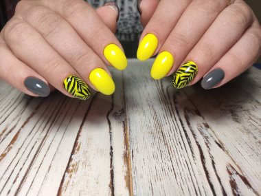 Güzel bir dokusal arka planda moda manikür tasarımı.