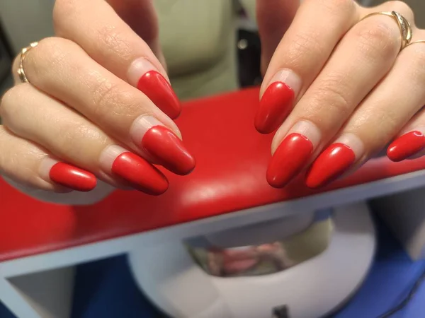 Mão Feminina Com Rebrota Manicure Goma Laca Dois Meses Após — Fotografia de Stock