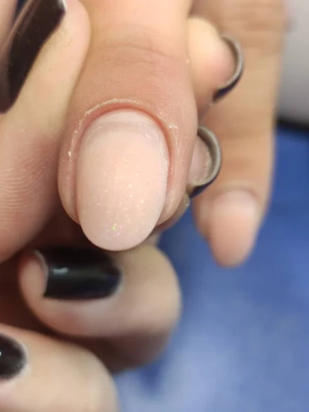 Foto Close Uma Bela Mão Feminina Com Elegantes Anéis Manicure — Fotografia de Stock