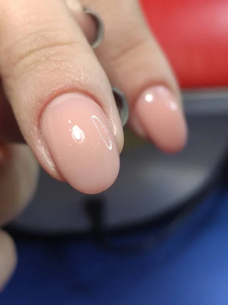 Foto Cerca Unas Hermosas Manos Femeninas Con Elegantes Anillos Manicura — Foto de Stock