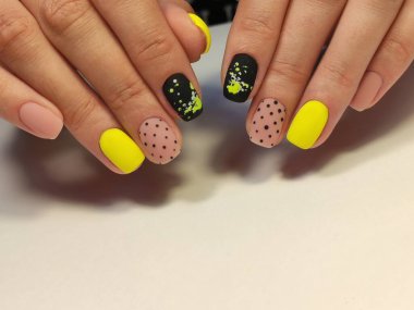 İnanılmaz doğal tırnaklar. Temiz manikürlü kadın elleri. Jel cilası uygulandı.