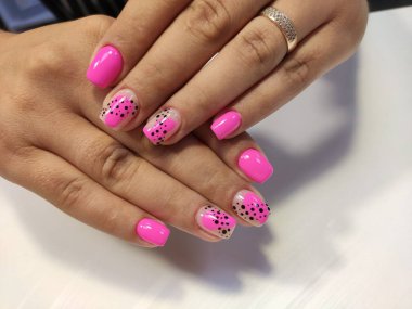 Güzel bir dokusal arka planda moda manikür tasarımı.