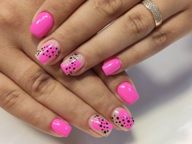 Uzun, güzel tırnaklara manikür tasarımı.