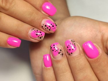 Güzel bir dokusal arka planda moda manikür tasarımı.