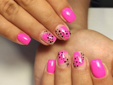 Uzun, güzel tırnaklara manikür tasarımı.