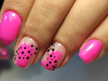 Uzun, güzel tırnaklara manikür tasarımı.