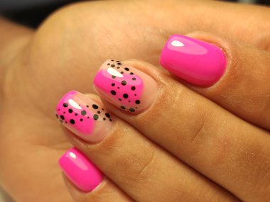 Zarif manikür ve elmas yüzüklü güzel bir kadının yakın plan fotoğrafı..