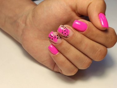 Zarif manikür ve elmas yüzüklü güzel bir kadının yakın plan fotoğrafı..