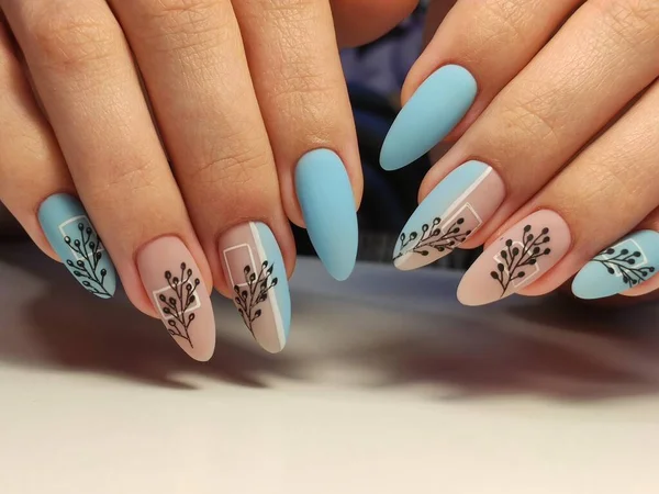 Unas Uñas Naturales Increíbles Las Manos Las Mujeres Con Manicura —  Fotos de Stock