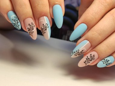 Güzel bir dokusal arka planda moda manikür tasarımı.