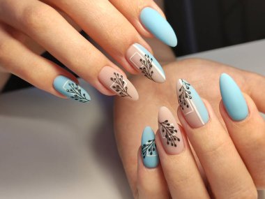 Güzel bir dokusal arka planda moda manikür tasarımı.