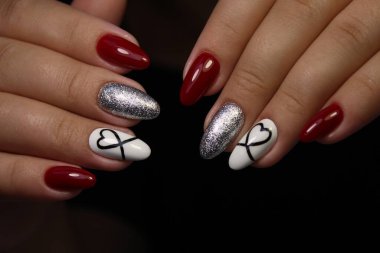 İnanılmaz doğal tırnaklar. Temiz manikürlü kadın elleri. Jel cilası uygulandı.