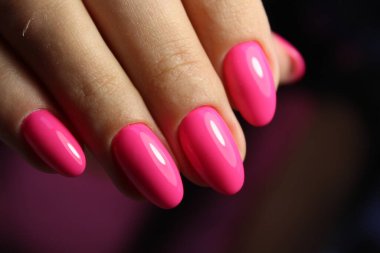 Arkaplanda güzel bir manikür, şık bir dokuda.