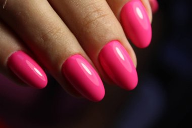 Güzel bir dokusal arka planda moda manikür tasarımı.