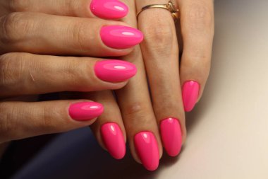 Güzel bir dokusal arka planda moda manikür tasarımı.