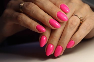 Tırnak cilası. Sanat manikürü. Renkli oje. Güzel eller. Renkli Tırnaklar