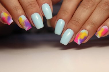 Güzel bir dokusal arka planda moda manikür tasarımı.