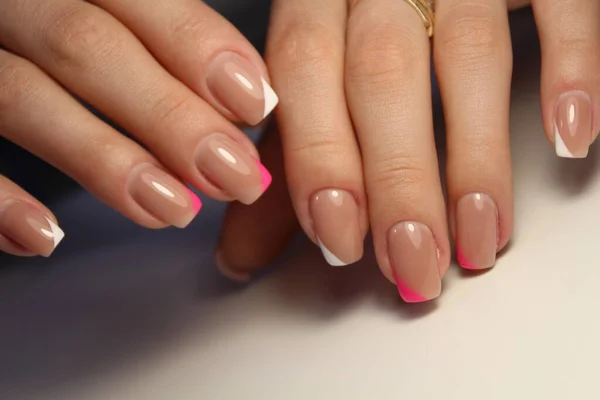 Świąteczny Manicure Paznokci Winter Holiday Styl Jasny Manicure Klejnotów Choinki — Zdjęcie stockowe