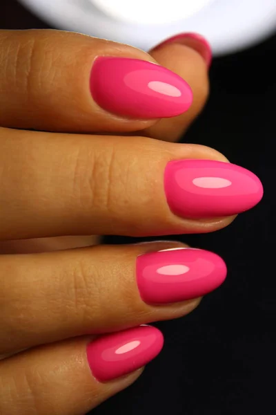 Foto Close Uma Bela Mão Feminina Com Elegantes Anéis Manicure — Fotografia de Stock