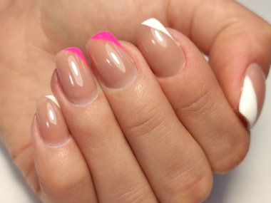 Tırnak cilası. Sanat manikürü. Renkli oje. Güzel eller. Renkli Tırnaklar