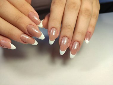 Güzel bir dokusal arka planda moda manikür tasarımı.