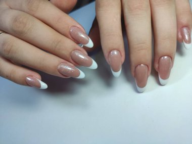 Arkaplanda güzel bir manikür, şık bir dokuda.