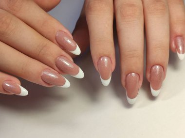 Uzun, güzel tırnaklara manikür tasarımı.