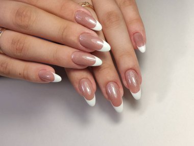 Güzel bir dokusal arka planda moda manikür tasarımı.