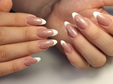 Tırnak cilası. Sanat manikürü. Renkli oje. Güzel eller. Renkli Tırnaklar