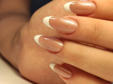 Güzel bir dokusal arka planda moda manikür tasarımı.