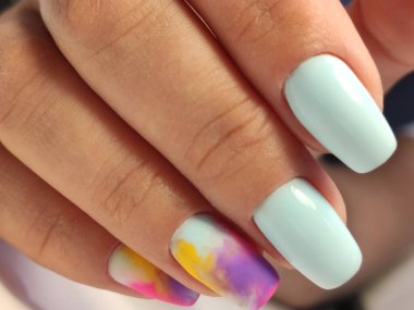 Moda bir arka planda güzel bir çivi manikürü.