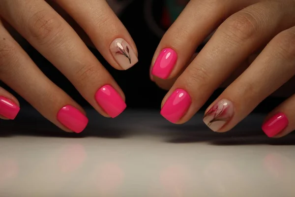 Unas Uñas Naturales Increíbles Las Manos Las Mujeres Con Manicura —  Fotos de Stock