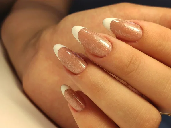 Foto Close Uma Bela Mão Feminina Com Elegantes Anéis Manicure — Fotografia de Stock