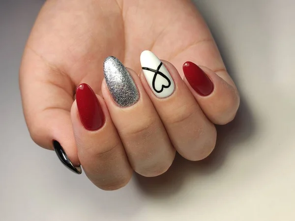 Nagellack. Art Manicure. Färgad nagellack. Skönhetshänder. — Stockfoto