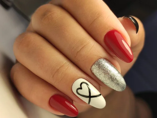 El diseño de estilo de la manicura sobre las uñas hermosas — Foto de Stock