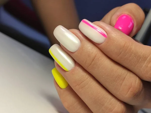 Manicure de moda de pregos em um belo contexto — Fotografia de Stock