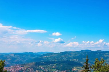 Dağın tepesinden dağlık ve Saraybosna Şehir için görüntüleyin. Sarajevo, Bosna Hersek