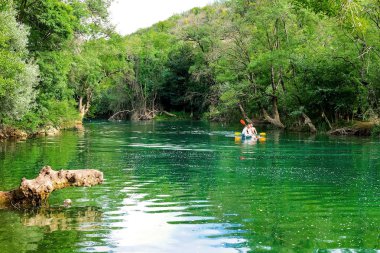 Mostar yakınlarındaki Kravice Falls 'da. Bosna-Hersek, Ağustos 2018