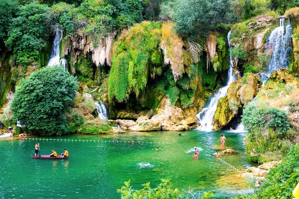 Mostar yakınlarındaki Kravice Falls 'da. Bosna-Hersek, Ağustos 2018