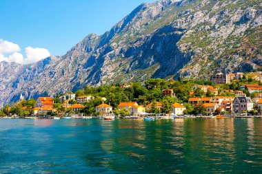 İnanılmaz parlak deniz manzarası. Yeşil ormanlık dağlar ve mavi deniz, mavi gökyüzü ve beyaz bulutlar görünümünü. Boka Kotorska Bay, Karadağ