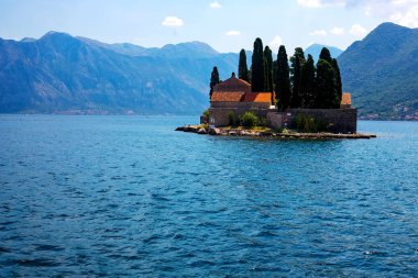 Muhteşem manzaralı dağlar, deniz, Virgin Island resif ve St George Adası Boka Kotorska Bay, Karadağ