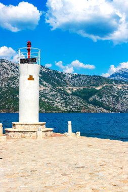 Muhteşem manzara. Görünümü arka plan dağlar, gökyüzü, kar-beyaz bulutlar deniz feneri. Kotor, Karadağ, Ağustos 2018 Bay kayalıkta Virgin Island