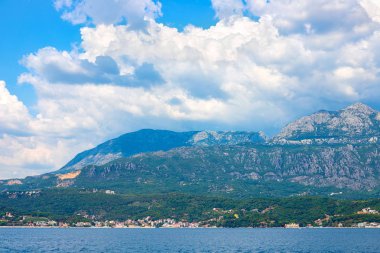 İnanılmaz parlak deniz manzarası. Kaya, orman ve mavi deniz manzarası. Boka Kotorska Bay, Karadağ