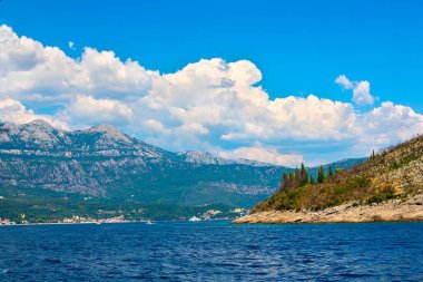 İnanılmaz parlak deniz manzarası. Kaya, orman ve mavi deniz manzarası. Boka Kotorska Bay, Karadağ
