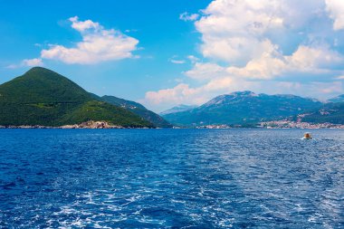 İnanılmaz parlak deniz manzarası. Kaya, orman ve mavi deniz manzarası. Boka Kotorska Bay, Karadağ