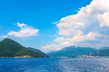 İnanılmaz parlak deniz manzarası. Kaya, orman ve mavi deniz manzarası. Boka Kotorska Bay, Karadağ