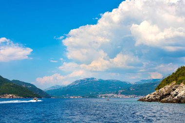 İnanılmaz parlak deniz manzarası. Kaya, orman ve mavi deniz manzarası. Boka Kotorska Bay, Karadağ