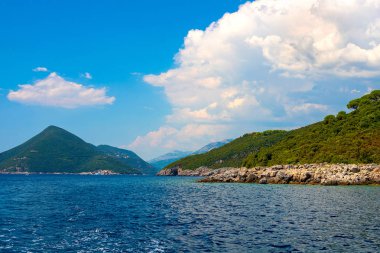 İnanılmaz parlak deniz manzarası. Kaya, orman ve mavi deniz manzarası. Boka Kotorska Bay, Karadağ