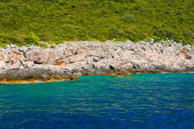 İnanılmaz parlak deniz manzarası. Kaya, orman ve mavi deniz manzarası. Boka Kotorska Bay, Karadağ