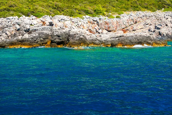 Otroligt Ljusa Marinmålning Utsikt Över Klipporna Skogen Och Det Blå — Stockfoto